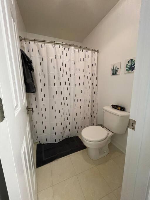 Simple Elegant Townhouse Dt Raleigh Ncsu Apartment Exterior photo