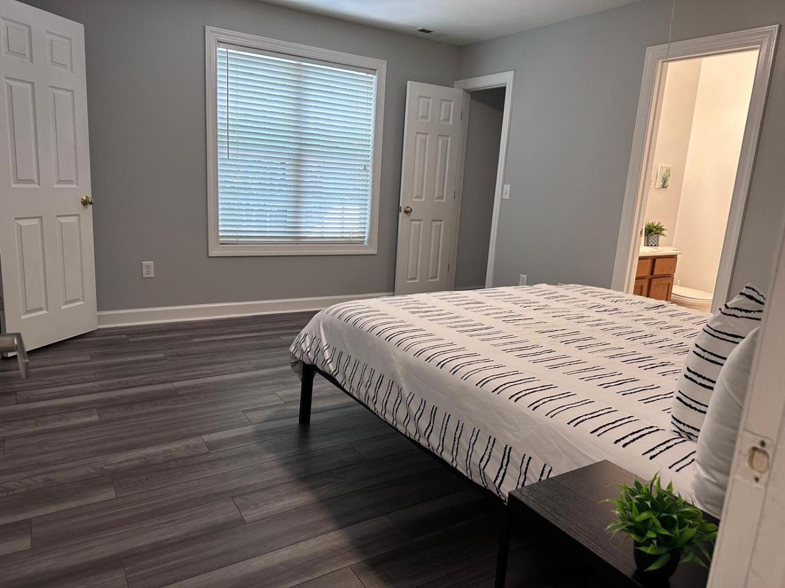 Simple Elegant Townhouse Dt Raleigh Ncsu Apartment Exterior photo